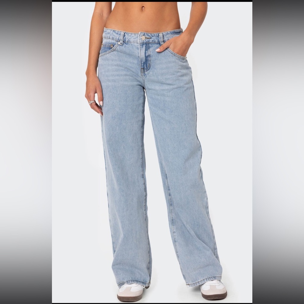 Edikted—Raelynn Washed Low Rise Jeans